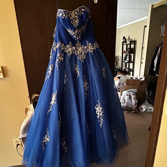 Selling my prom dress from 2009! Good condition - Picture 3 of 5